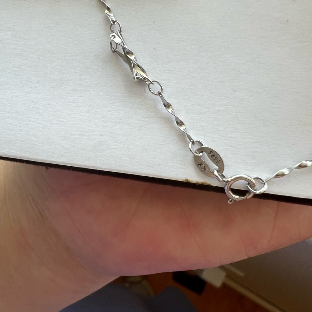 Elegant Silver Necklace with Pendant - Picture 6 of 7